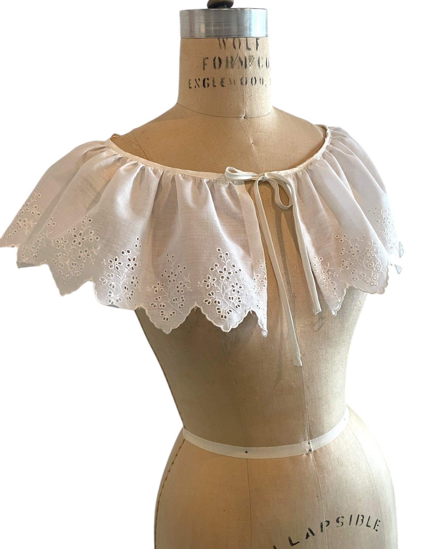 Scalloped Eyelet Collar