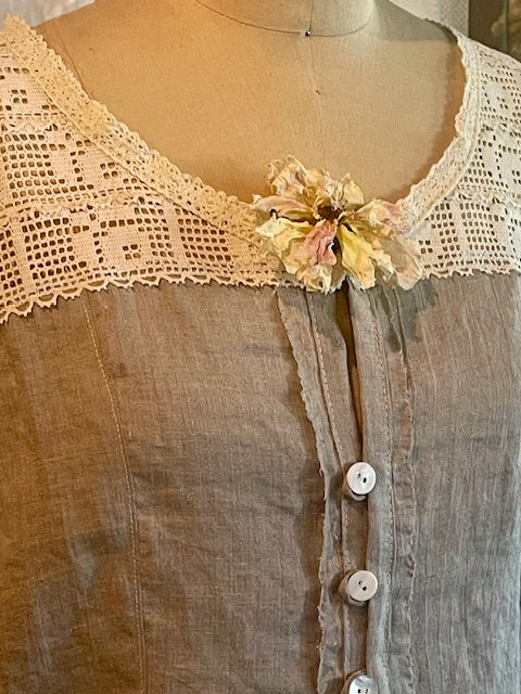 UPCYCLED COTTAGE BLOUSE IN LINEN AND LACE